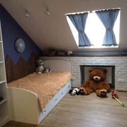 Мебель в детской комнате - кровать, шкаф с открытыми полками.